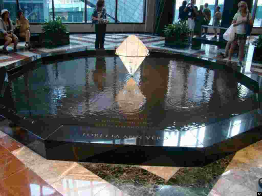 美国运通公司 (American Express) 在隔壁的金融中心内，为纪念殉难的11名员工， 兴建此名为11朵泪珠 (11 Tears) 的水池