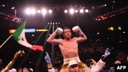 Canelo Alvarez porté en triomphe après sa victoire, à Las Vegas, Nevada, le 6 novembre 6 2021.