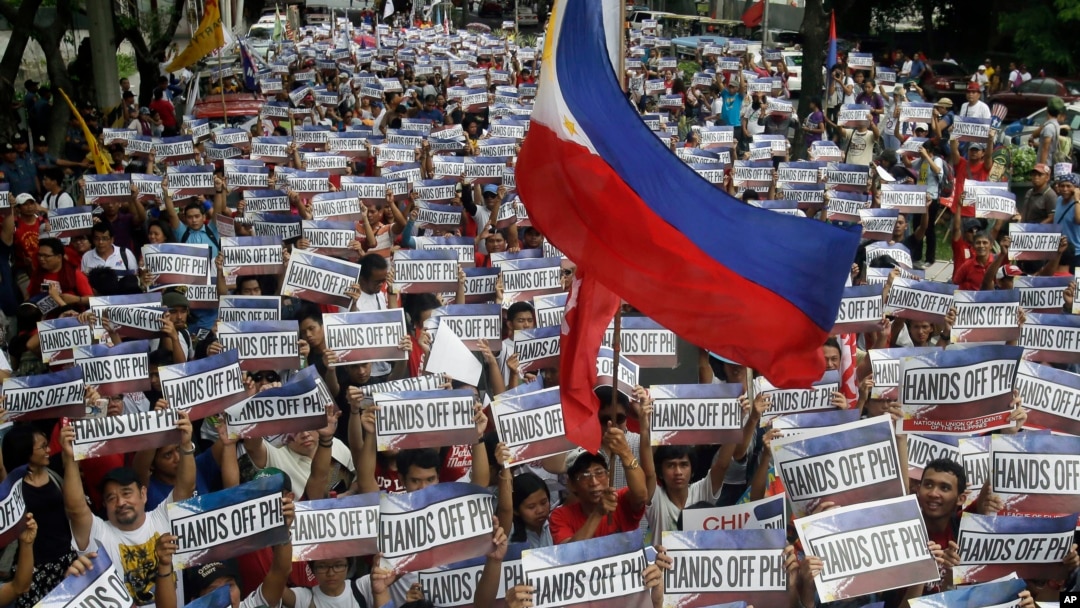 Demonstran dalam protes yang bertepatan dengan Hari Kemerdekaan menuju Konsulat China di Makati, sebelah timur Manila, Filipina (12/6). (AP/Bullit Marquez)
