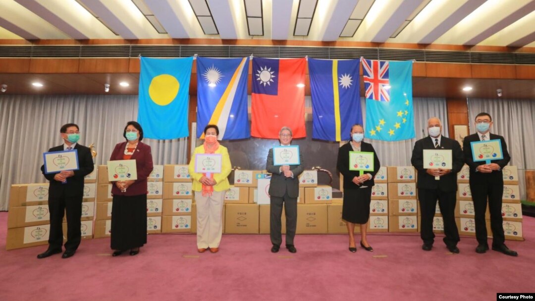 台湾外交部官员與马绍尔群岛、帕劳、图瓦卢及瑙鲁駐台大使2020年4月15日在台湾捐赠太平洋岛国医疗物资仪式上合影(台湾外交部网站)