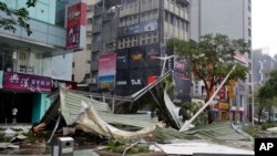 Sebuah sudut kota Taipei, Taiwan pasca hantaman topan Soudelor (8/8).