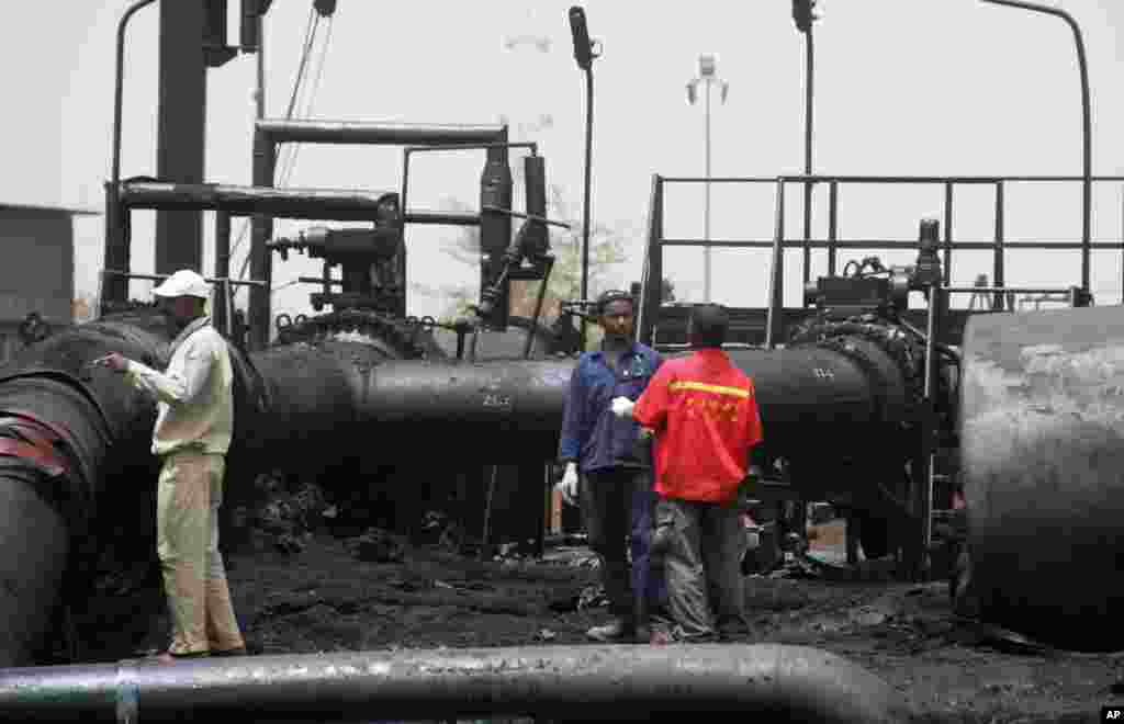 &ldquo;Is it true that the government of Sudan has decided to allow South Sudan to export oil through its territory? I will only believe when I see oil flowing.&quot; Wen Nyan in Juba Sudanese workers inspect burnt out oil pipes at the border town of Heglig, Sudan, April 24, 2012 (file photo). 