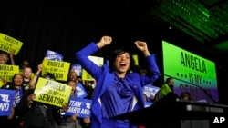 La candidata demócrata al Senado por Maryland, Angela Alsobrooks, anima durante un acto en la noche electoral, el 5 de noviembre de 2024, en College Park, Maryland. 