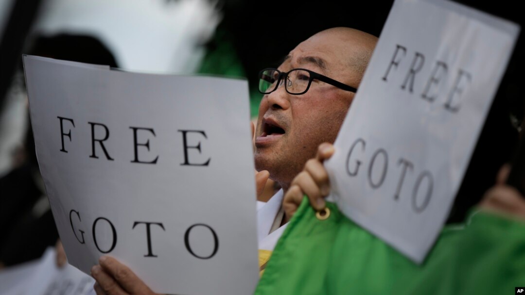 Demonstran berkumpul di depan kediamanan PM Jepang Shinzo Abe menuntut pembebasan Kenji Goto, jurnalis Jepang yang disandera ISIS.