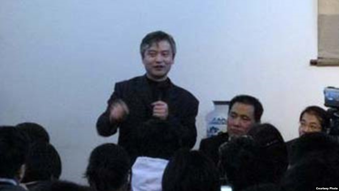 北大法学院教授贺卫方（站立）参加中国维权律师现状的研讨会（网络图片）