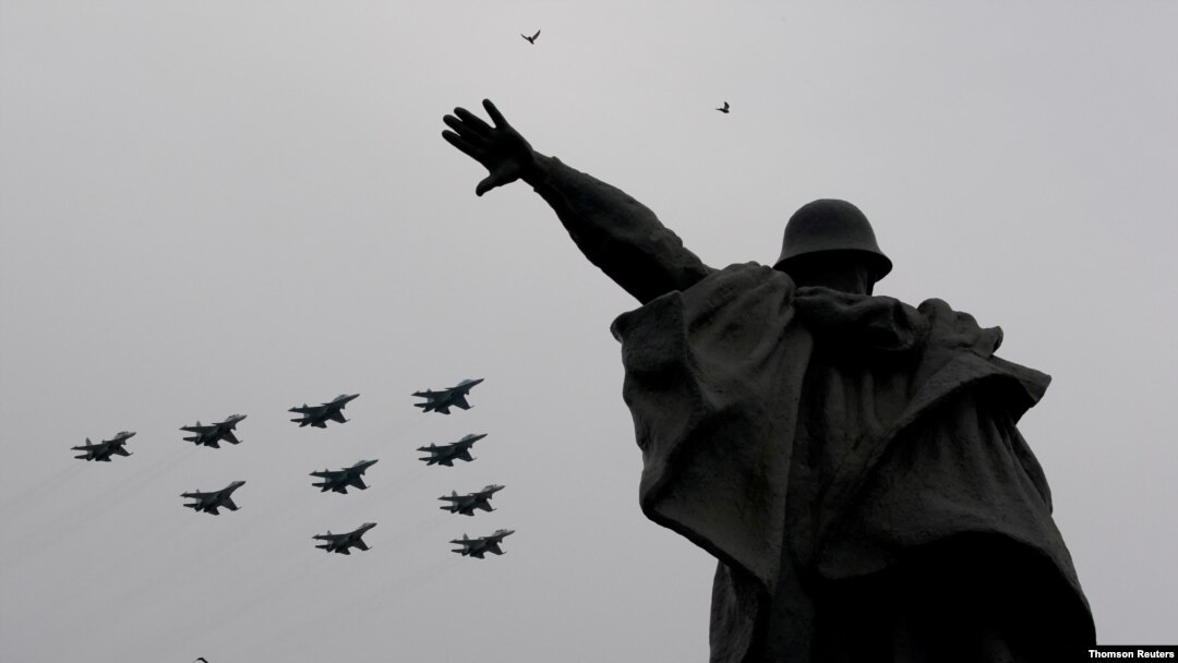 Su-30SM, Su-34 and Su-35S combat aircraft fly in formation above a monument during an air show on Victory Day, which marks the anniversary of the victory over Nazi Germany in World War II, in central Moscow, Russia, May 9, 2020. 