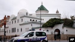 Sebuah mobil polisi melewati Masjid Raya di Paris, Perancis, 15 Maret 2019.