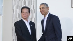 Presiden AS Barack Obama menyambut PM Vietnam Nguyen Tan Dung (kiri) setibanya di Sunnylands, Rancho Mirage, California untuk menghadiri KTT AS-ASEAN ke-10 (15/2). 