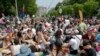 បាតុករ​អង្គុយ​លើដី​លើ​ផ្លូវ Pennsylvania Ave នៅ​ខាង​មុខ​សេតវិមាន​ក្នុង​រដ្ឋធានី​វ៉ាស៊ីនតោន​ក្នុង​បាតុកម្មកាល​ពី​ថ្ងៃទី ២៩ មេសា ២០១៧។
