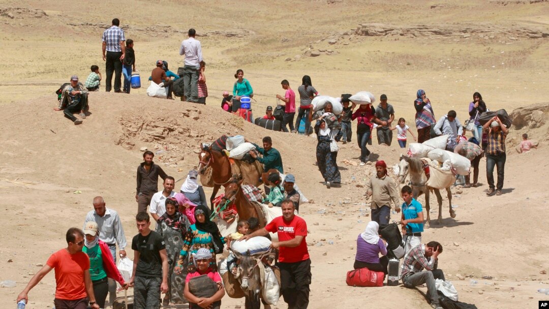 Para pengungsi Suriah menyeberangi perbatasan Irak di Peshkhabour, Dahuk, 430 km baratlaut Baghdad, Irak (20/8/2013). 