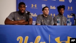 Pebasket UCLA Cody Riley (kiri) membacakan pernyataannya bersama LiAngelo Ball (tengah) dan Jalen Hill dalam konferensi pers di UCLA, Los Angeles, 15 November 2017.