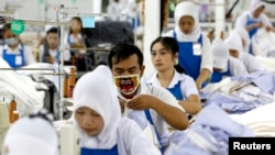 Seorang pekerja sedang menjahit celana di pabrik garmen PT Trisula Garmindo Manufacturing di Bandung, Jawa Barat, 17 September 2013. (Foto: Reuters)