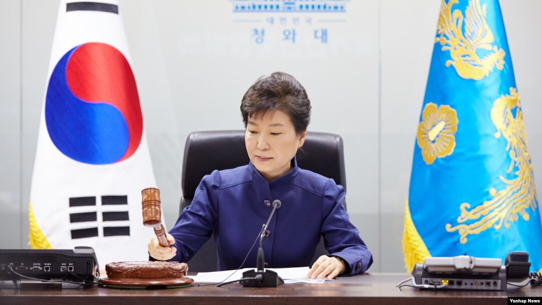 박근혜 한국 대통령이 7일 북한의 장거리 로켓 발사와 관련, 청와대에서 긴급 국가안전보장회의(NSC)를 주재하고 있다. 