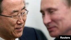 Presiden Rusia Vladimir Putin (kanan) menyambut tamunya, Sekjen PBB Ban Ki-moon di kota resor Sochi, kawasan Laut Hitam untuk pembicaraan mengenai Suriah hari Jumat (17/5). 