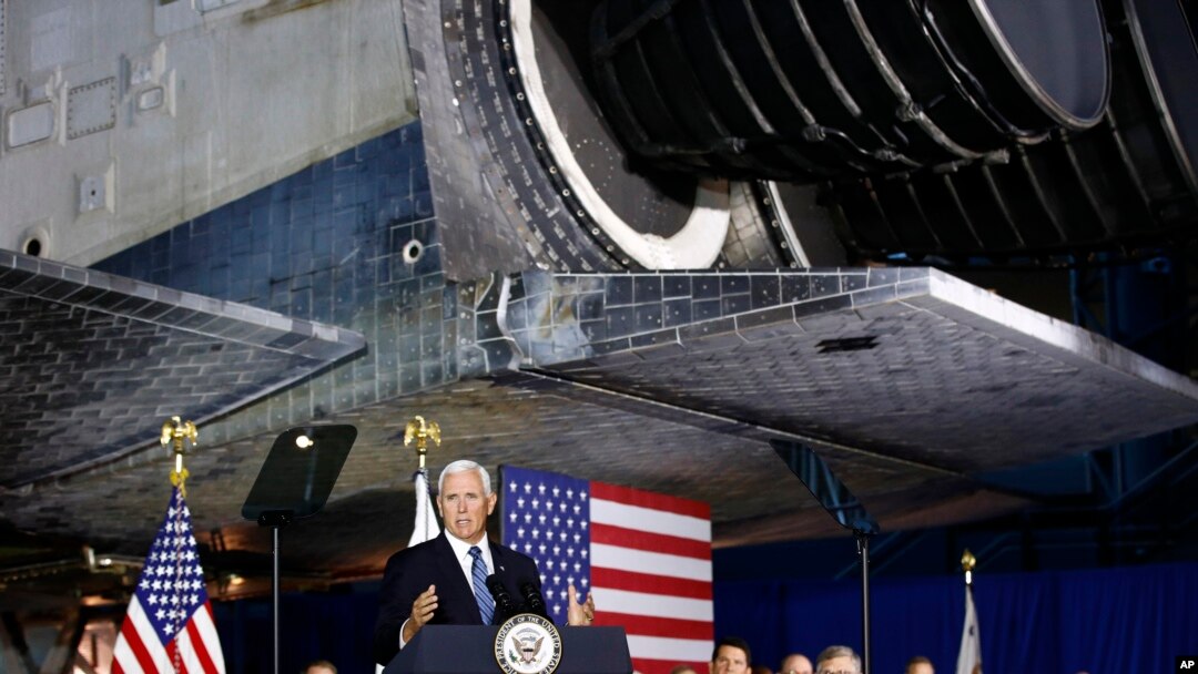 Wakil Presiden AS Mike Pence berbicara dalam pertemuan Dewan Antariksa Nasional yang digelar di bawah pesawat ulang alik "Discovery" di Museum NASA, Chantilly, Va., 20 Agustus 2019.