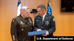 마크 밀리 미국 합참의장(왼쪽)이 24일 이스라엘 텔아비브에서 아비브 코하비 이스라엘 합참의장과 만났다.