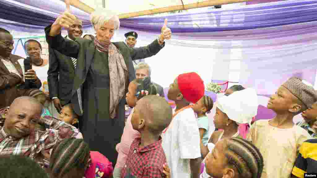 Shugabaar Hukumar Asusun Bada Lamuni Na Duniya Christine Lagarde A Yayin Da Take Ziyara A Makarantar Marayunn Mother Theresa Orphanage Dake Gwarimpa, Babban Birnin Najeriya Abuja, Janairu 6, 2016. &nbsp;