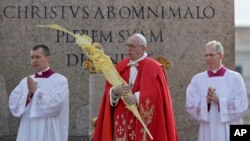 El papa Francisco sostiene una palma durante la celebración del Domingo de Ramos en la Plaza de San Pedro, en el Vaticano, el domingo 14 de abril de 2019. (AP Foto/Gregorio Borgia)