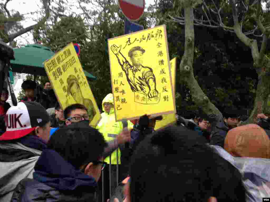 香港大学罢课学生和一些民间团体在港大校委会会场外抗议 (美国之音海彦拍摄)