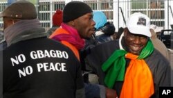 Des partisans de Laurent Gbagbo manifestent devant la CPI (10 déc. 2011) 