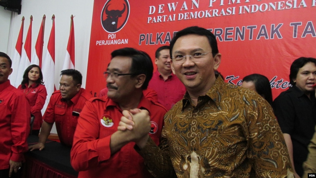 Basuki Tjahaja Purnama (Ahok/kanan) dan Djarot Saiful Hidayat (Djarot) di kantor DPP PDI Perjuangan Jakarta Selasa 20 September 2016 (Foto: VOA/Andylala).