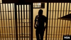 Errores permitieron que un recluso permanezca en prisión por tres años más del que originalmente debió estar.