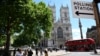 Sebuah bus tingkat merah London melewati tanda tempat pemungutan suara di seberang Westminster Abbey di London saat Inggris mengadakan pemilihan umum, 4 Juli 2024. (Paul ELLIS/AFP)
