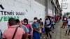 Migrantes de Centroamérica, Haití y Cuba hacen cola frente a la Comisión Mexicana de Asistencia a Refugiados (COMAR) para solicitar asilo y estatus de refugiado en México, en Tapachula,el 6 de mayo de 2021. 
