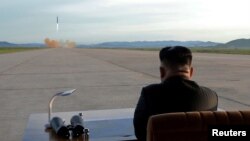 Tư liệu - Lãnh tụ Triều Tiên Kim Jong Un theo dõi vụ phóng phi đạn Hwasong-12 trong một bức hình không đề ngày tháng do Thông tấn xã Trung ương Triều Tiên (KCNA) cung cấp.