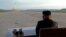 Lãnh tụ Triều Tiên Kim Jong Un quan sát việc phóng phi đạn Hwasong-12. Ảnh do hãng tin Triều Tiên KCNA công bố ngày 18/9/2017.