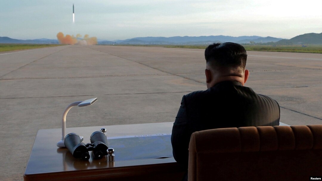 Foto de archivo de Kim Jong Un observado el lanzamiento de un misil.