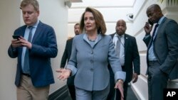 Ketua DPR AS Nancy Pelosi (tengah) tiba untuk menghadiri pertemuan Kaukus Demokrat di Gedung Capitol, Washington DC.