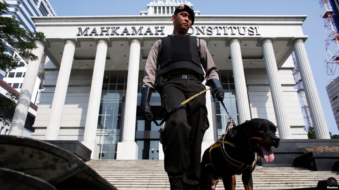 Polisi menjaga gedung Mahkamah Konstitusi di Jakarta. (Foto: Dok)