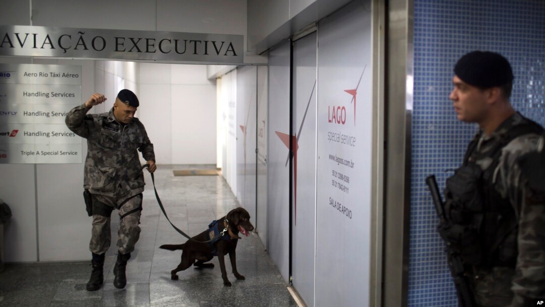 Polisi khusus Brazil melakukan pengamanan ketat di bandara Rio de Janeiro, Brazil (foto: dok). 