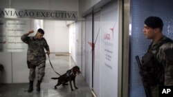 Polisi khusus Brazil melakukan pengamanan ketat di bandara Rio de Janeiro, Brazil (foto: dok). 