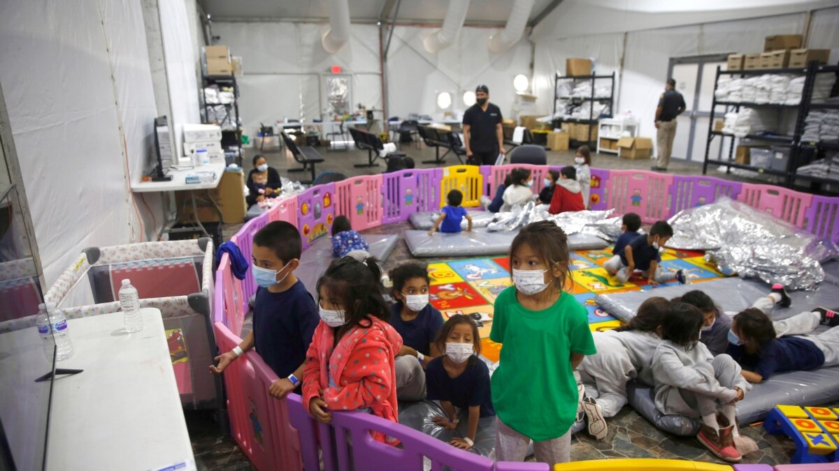 Administración Biden abre a la prensa albergues para menores no