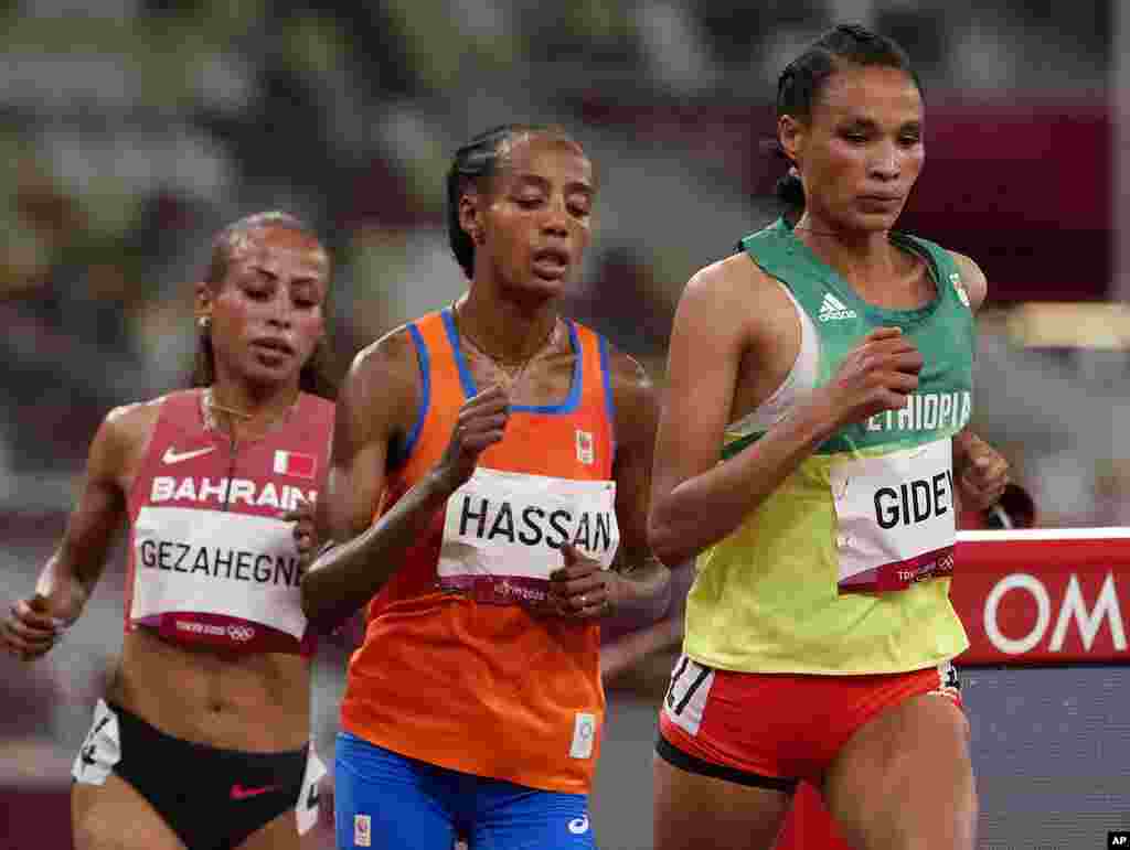 Letesenbet Gidey, of Ethiopia leads Sifan Hassan, of Netherlands and Kalkidan Gezahegne, of Bahrain in the final of the women&#39;s 10,000-meters at the 2020 Summer Olympics, Saturday, Aug. 7, 2021, in Tokyo, Japan. (AP Photo/Charlie Riedel)