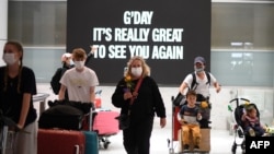 Para penumpang di terminal kedatangan Bandara Internasional Sydney, 1 November 2021. Perbatasan internasional Australia dibuka kembali hampir 600 hari setelah ditutup akibat pandemi COVID-19. (Saeed Khan / AFP)