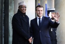 FILE - France's President Emmanuel Macron (R) welcomes Chad's President Idriss Deby at the Elysee presidential palace for a lunch as part of the Paris Peace Forum, Nov. 12, 2019.