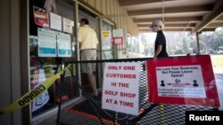 Golf klub u Pasadeni, u Kaliforniji, koji se otvorio pre nekoliko dana uz striktne mere socijalnog distanciranja (Foto: Reuters/Mario Anzuoni)