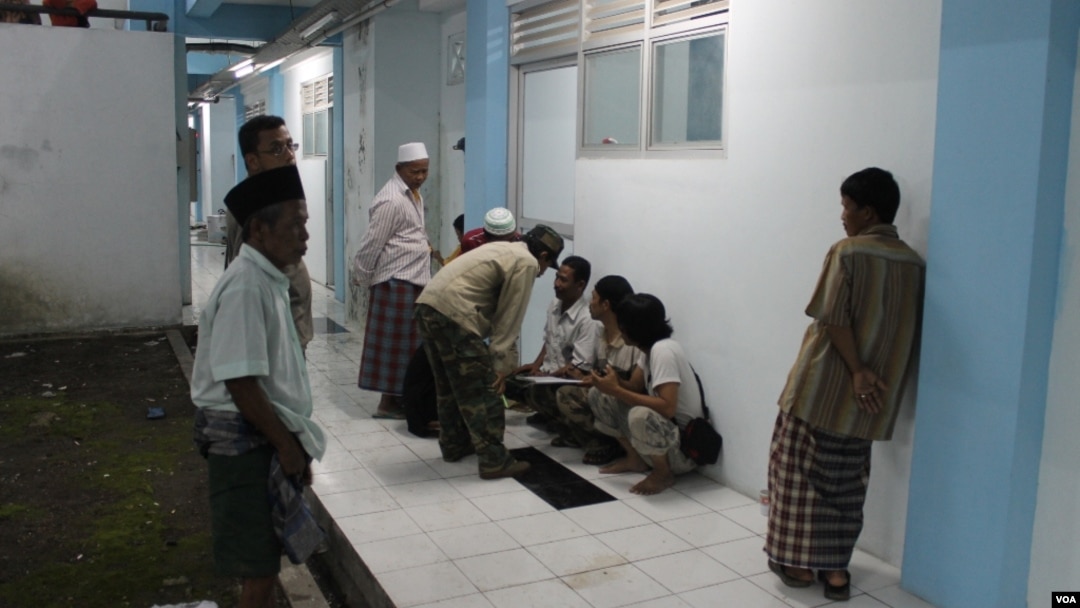 Pendataan pengungsi Syiah Sampang Setibanya di Rumah Susun Jemundo, Sidoharjo. (VOA/Petrus Riski)