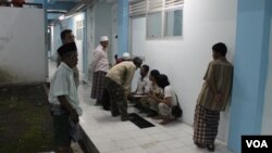 Pendataan pengungsi Syiah Sampang Setibanya di Rumah Susun Jemundo, Sidoharjo. (VOA/Petrus Riski)