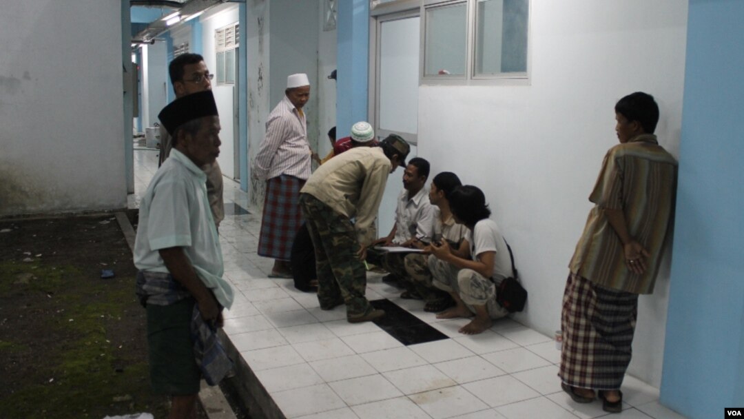 Pendataan pengungsi Syiah Sampang setibanya di rumah susun Jemundo, Sidoharjo (VOA/Petrus Riski)
