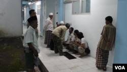 Pendataan pengungsi Syiah Sampang setibanya di rumah susun Jemundo, Sidoharjo (VOA/Petrus Riski)