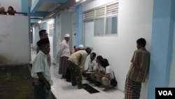 Pendataan pengungsi Syiah Sampang setibanya di Rumah Susun Jemundo, Sidoarjo, tempat mereka direlokasi secara paksa. (VOA/Petrus Riski)