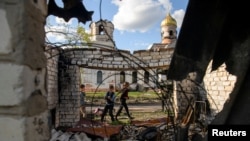 Поврежденная во время вторжения России в Украину церковь в селе Количевка Черниговской области, Украина, 27 апреля 2022 г.