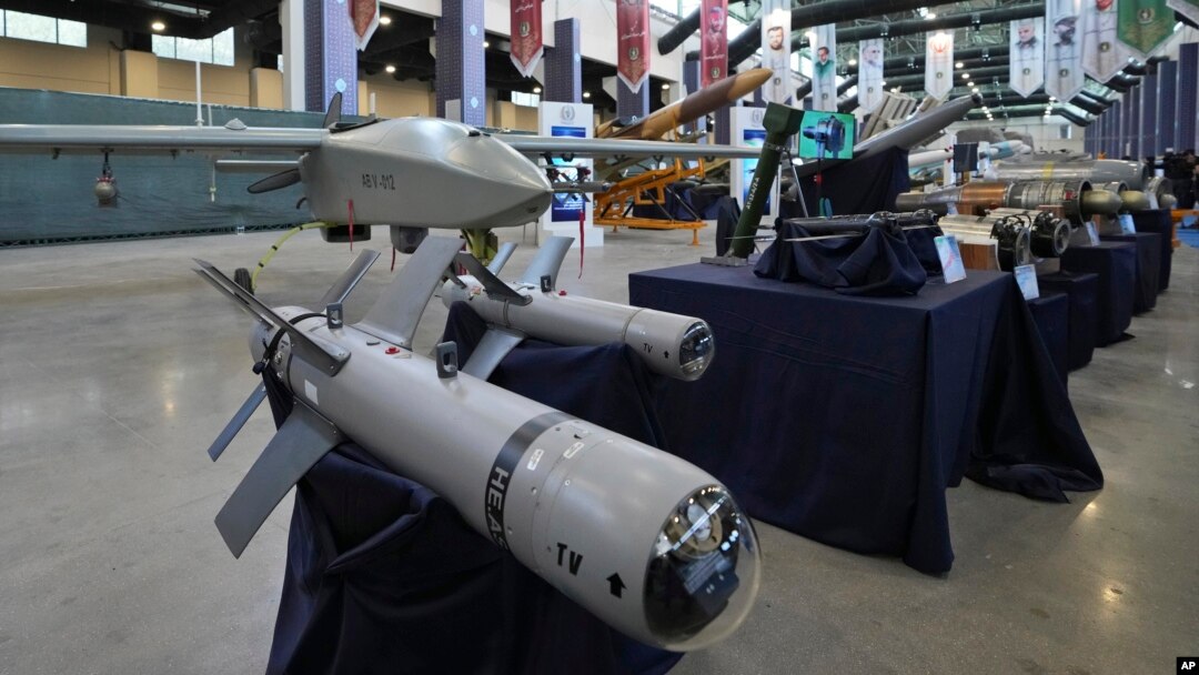 Drone dan berbagai senjata lainnya buatan dalam negeri Iran dipamerkan dalam sebuah pameran di kompleks militer milik Kementerian Pertahanan, di Teheran, Iran (foto: dok).