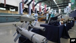 资料照片：隶属伊朗国防部的一处军事设施展示的伊朗国产无人机和武器。(2023年8月23日) 