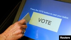 Machine à voter à écran tactile au Centre gouvernemental du comté de Fairfax, en Virginie, aux Etats-Unis.