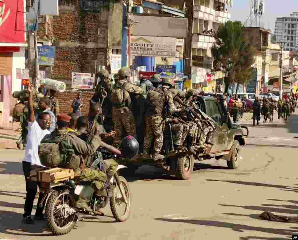 M23 rebels enter the center of east Congo&#39;s second-largest city, Bukavu, and take control of the South Kivu province administrative office.